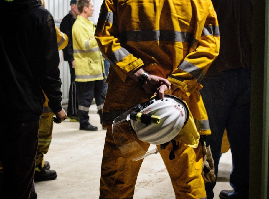 Dinas Damkar Mahakam Ulu Bersihkan Tumpahan Oli di SPBU